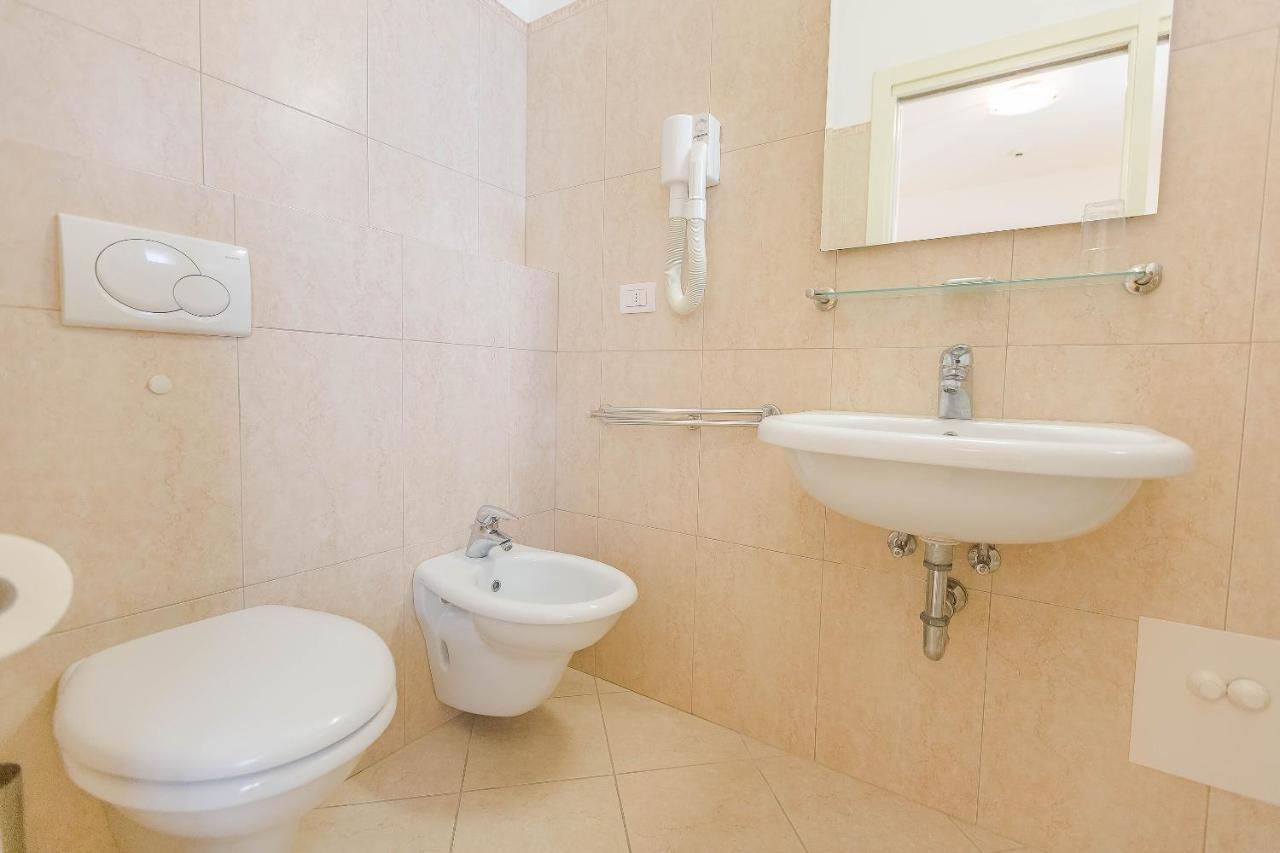 Hotel Confort Ρίμινι Εξωτερικό φωτογραφία